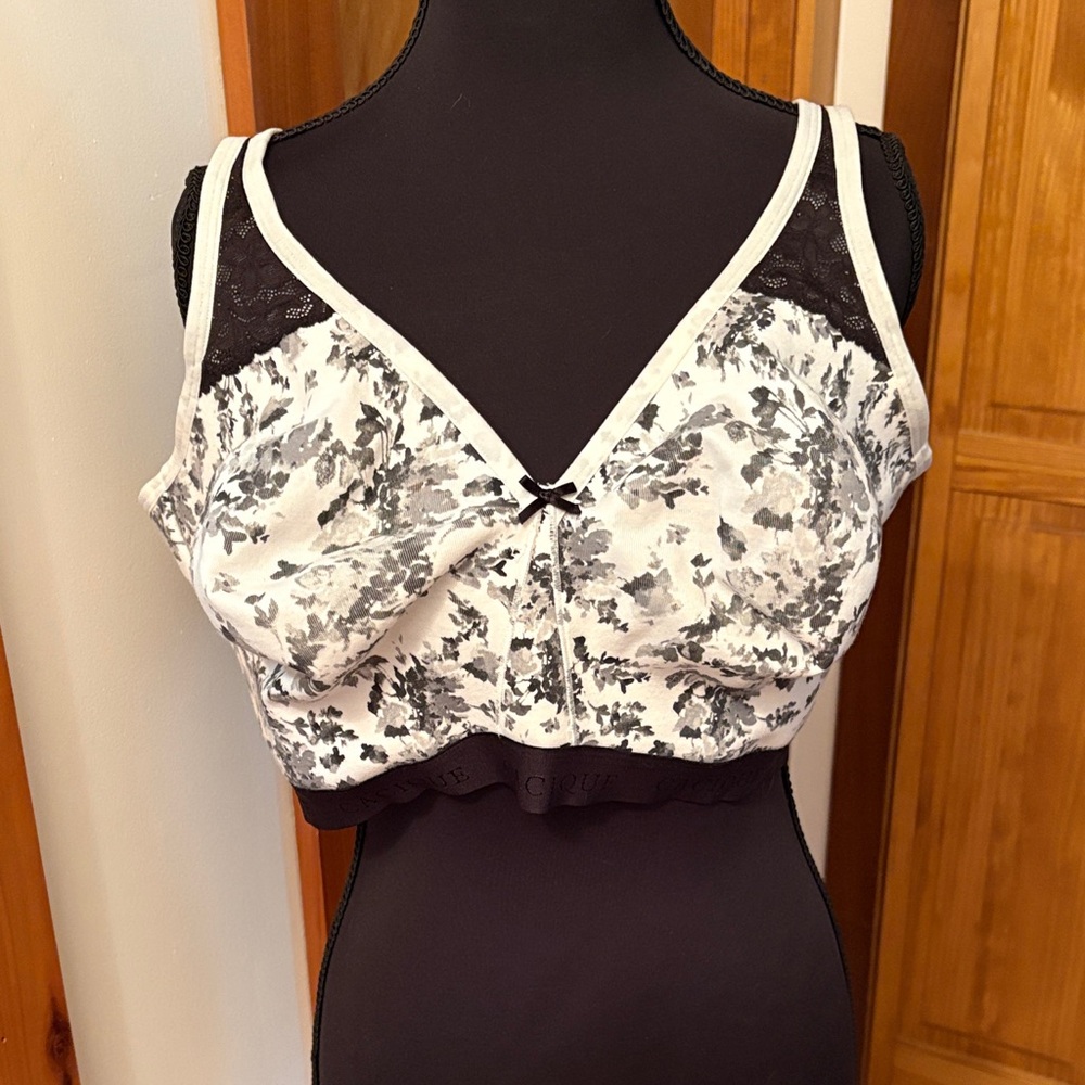 Cacique Black and White Floral Wireless Lace-Trim Bra